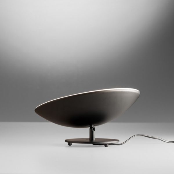 Minimalistisches Design in Schwarz: Die Lupia Vasco fügt sich dezent in jede Ecke ein und überzeugt mit enormer Lichtkraft als Uplight.